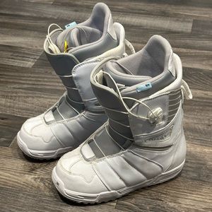 Burton Women’s Mint Snowboarding Boots in White - Size 10